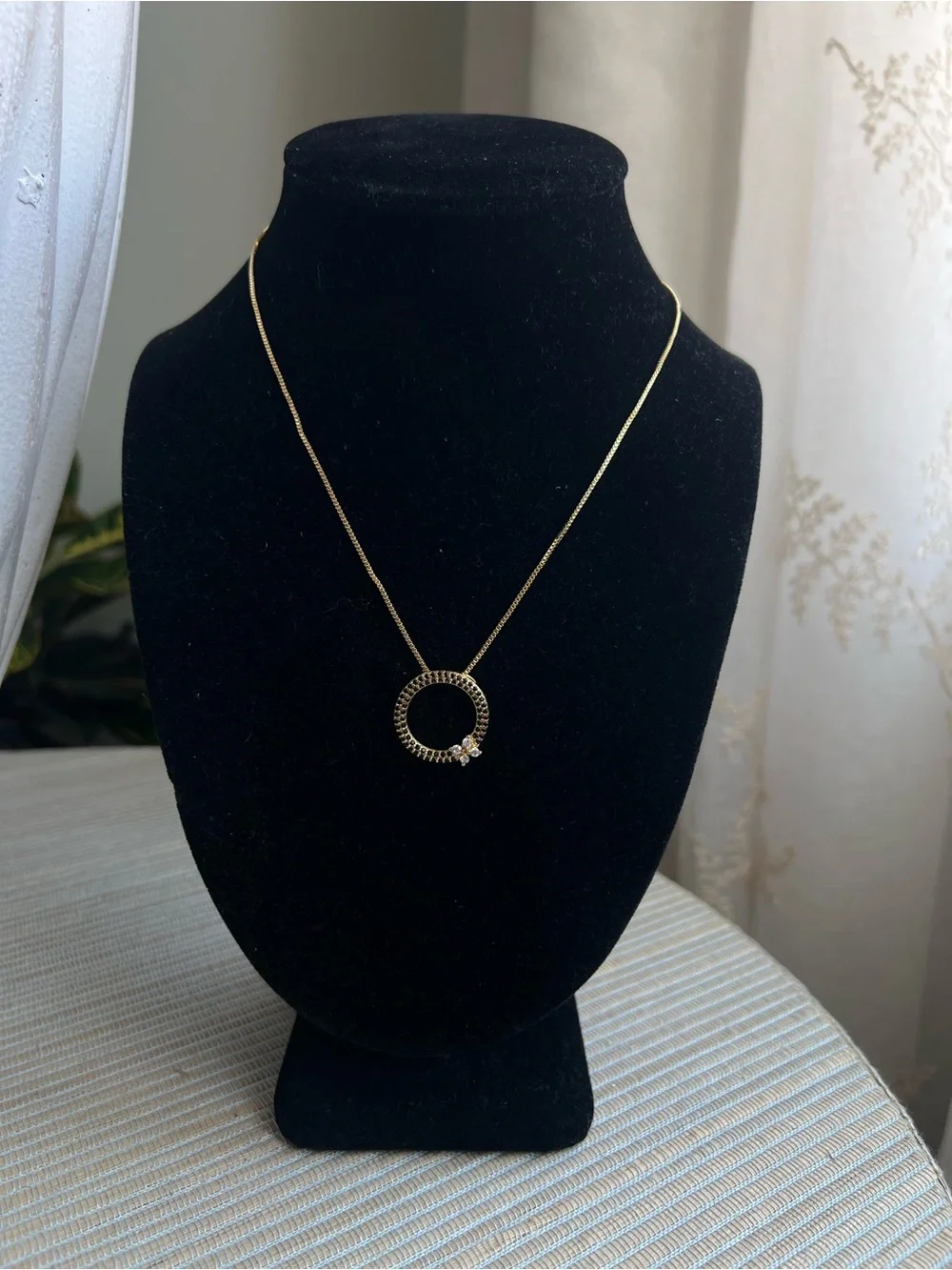 🩷-Gold Circle Pendant Necklace with black pavé and flora Crystal Accent